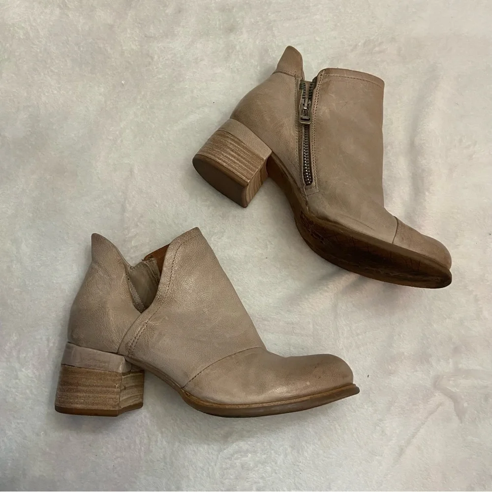 A.S.98 leather block heel ankle boots booties light brown tan